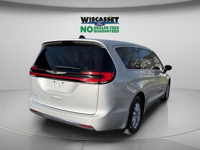 Used 2024 Chrysler Pacifica Touring-L FWD image 31