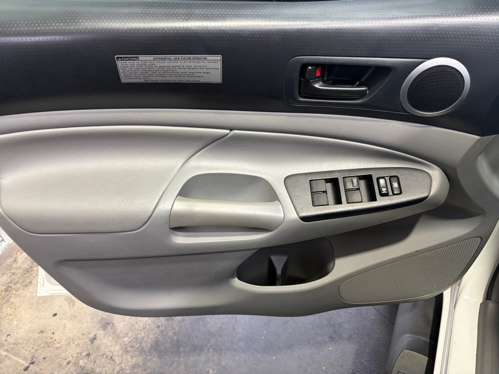 Used 2015 Toyota Tacoma TRD Pro w/ Off Road Towing Package AWD/4WD image 9