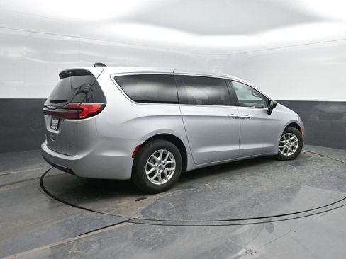 Used 2024 Chrysler Pacifica Touring-L image 2