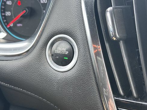 Used 2023 Chevrolet Traverse LT image 29