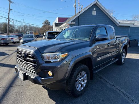 Used 2017 Toyota Tacoma 2WD Access Cab image 2
