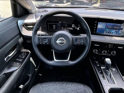 Used 2025 Nissan Kicks SV AWD/4WD image 17