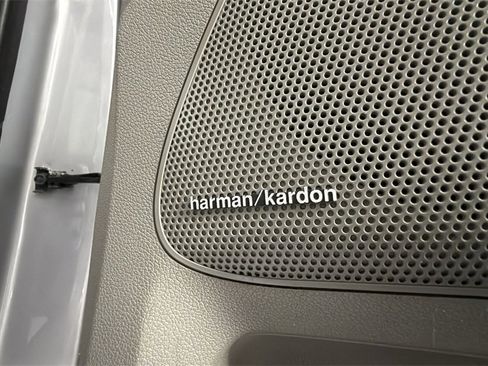 Used 2019 Kia Sedona SX image 40