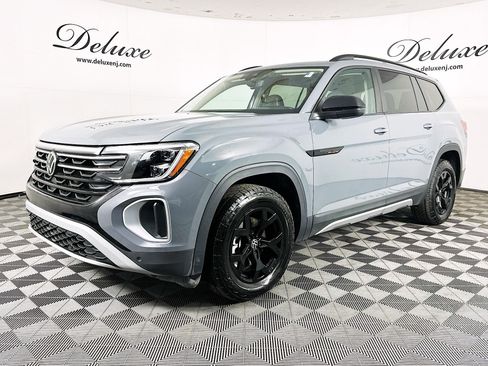 Used 2024 Volkswagen Atlas Peak Edition SEL image 3