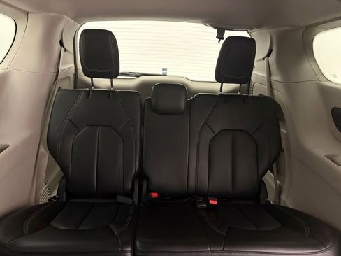 Used 2023 Chrysler Pacifica Touring-L FWD image 35
