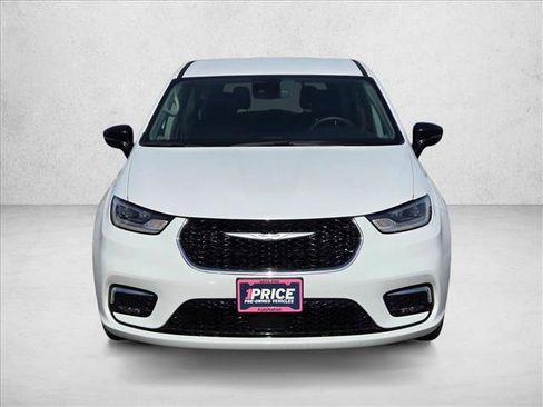 Used 2024 Chrysler Pacifica Touring-L image 2