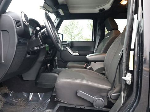 Used 2018 Jeep Wrangler Unlimited Rubicon w/ Connectivity Group image 12