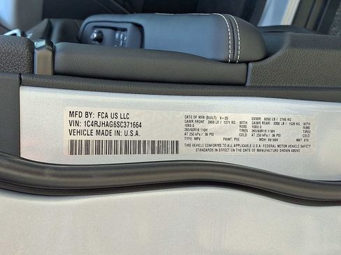 New 2025 Jeep Grand Cherokee Altitude image 17