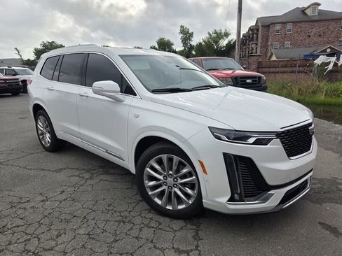 Used 2023 Cadillac XT6 Premium Luxury w/ Technology Package AWD/4WD image 3