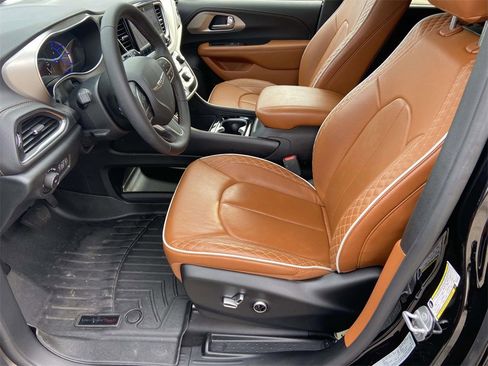 Used 2025 Chrysler Pacifica Pinnacle image 21