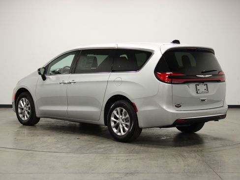 New 2026 Chrysler Pacifica Select AWD/4WD image 6