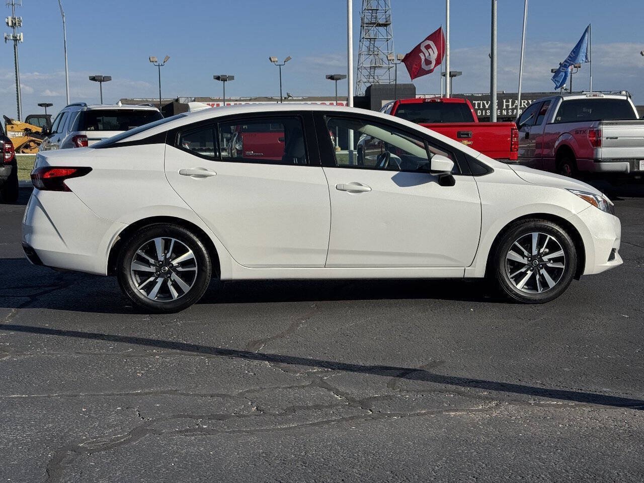 Used 2022 Nissan Versa SV FWD image 4