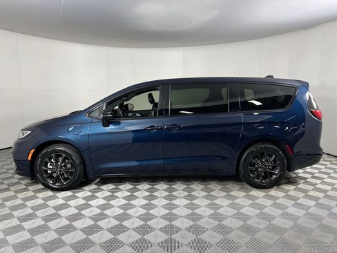 Certified 2024 Chrysler Pacifica Limited image 8