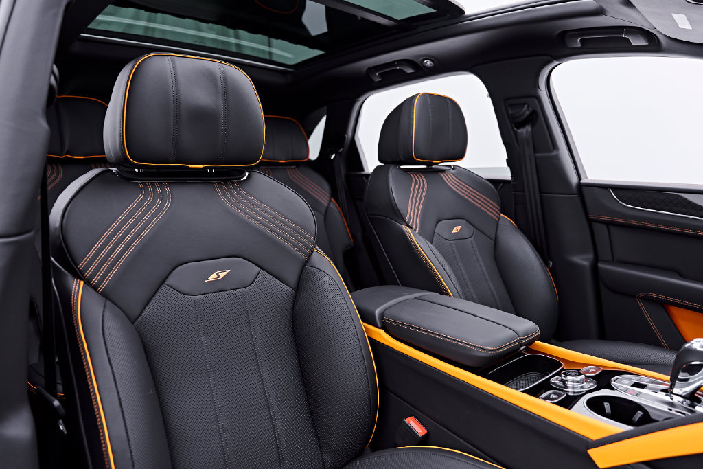 Used 2025 Bentley Bentayga AWD/4WD image 54