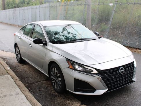 Used 2024 Nissan Altima 2.5 SV FWD image 4