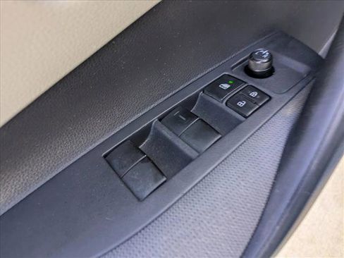 Used 2020 Toyota Corolla LE image 9