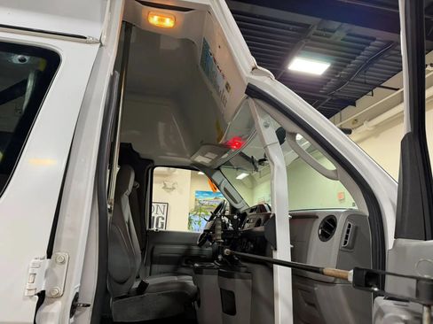 Used 2014 Ford E-250 and Econoline 250 Extended w/ Power Group RWD image 37