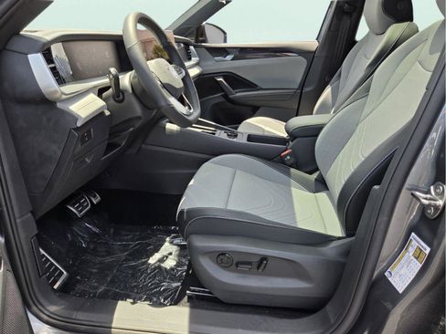 New 2026 Volkswagen Tiguan SE R-Line FWD image 9