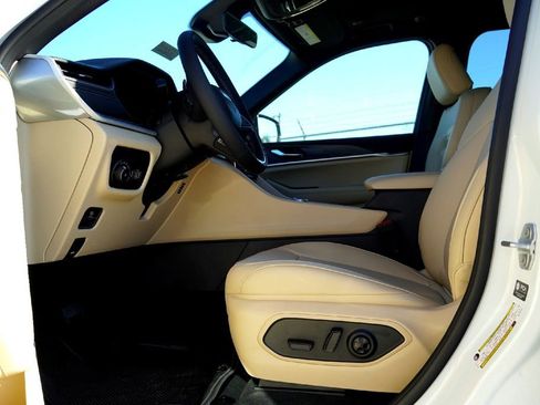 New 2025 Jeep Grand Cherokee Limited image 28