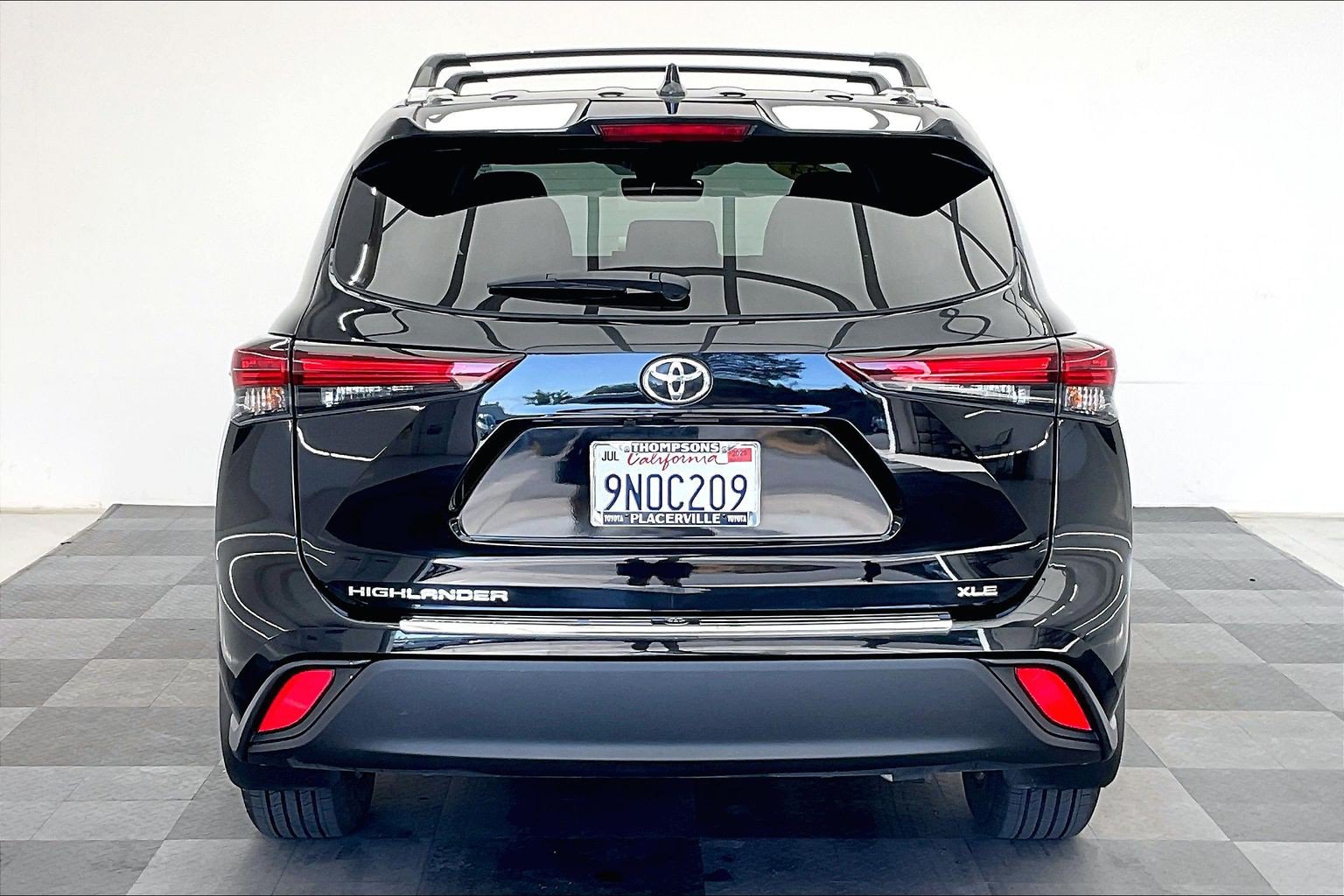 Used 2024 Toyota Highlander XLE FWD image 3