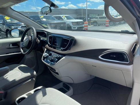 Used 2020 Chrysler Voyager LX FWD image 19