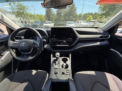 Used 2024 Toyota Highlander LE image 8