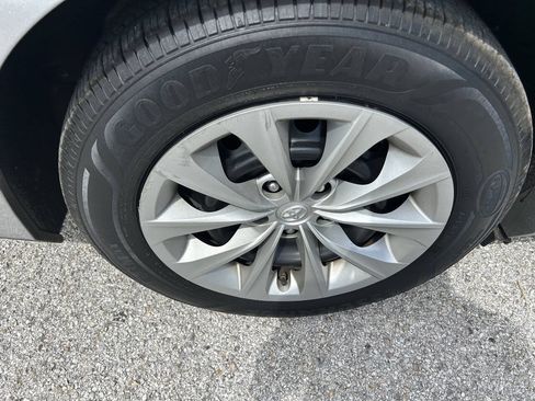 Used 2016 Toyota Camry LE FWD image 4