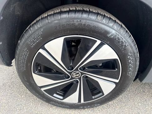 Used 2025 Volkswagen Taos SE AWD/4WD image 12