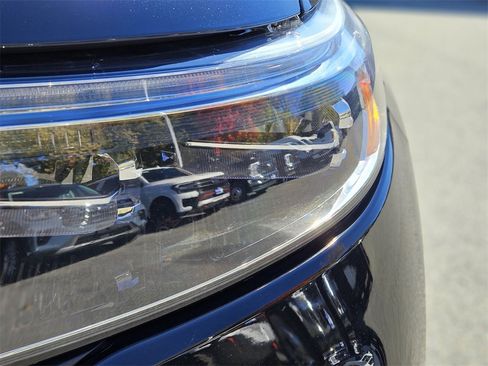 Used 2022 Ford Explorer XLT w/ Equipment Group 202A image 9