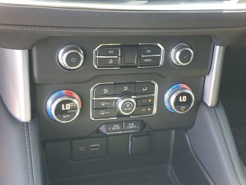 Used 2023 GMC Yukon XL SLE RWD image 18