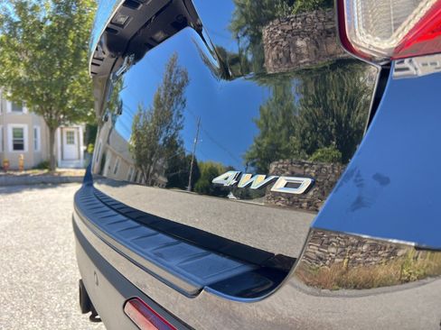 Used 2022 Ford Explorer XLT w/ Equipment Group 202A image 9