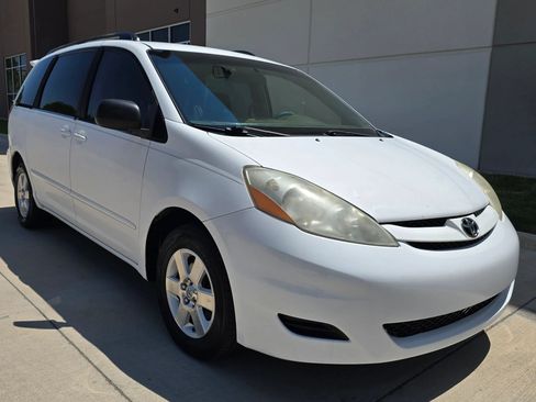 Used 2010 Toyota Sienna LE FWD image 5