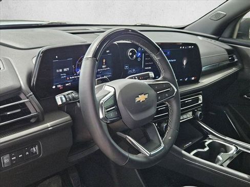 Used 2025 Chevrolet Traverse LT w/ Enhanced Driving Package AWD/4WD image 9