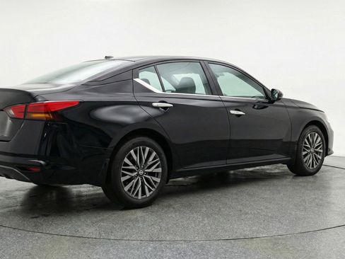 Used 2025 Nissan Altima 2.5 SV FWD image 9