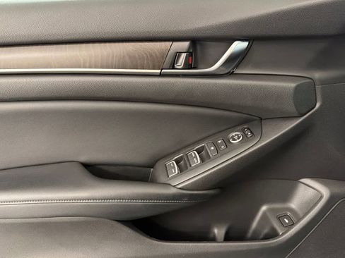 Used 2018 Honda Accord EX image 12