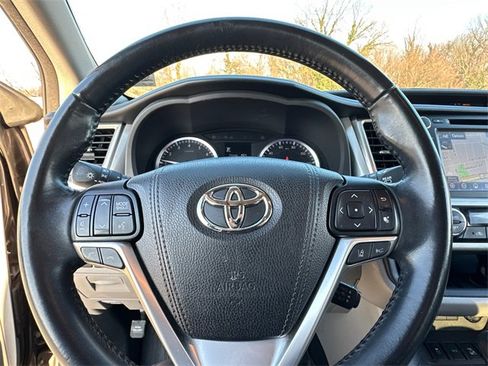 Used 2017 Toyota Highlander XLE image 21