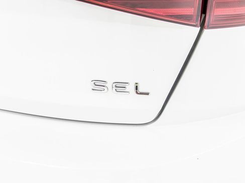Used 2025 Volkswagen Jetta SEL FWD image 8