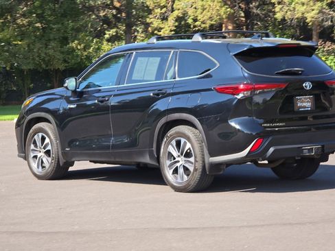 Used 2020 Toyota Highlander XLE image 6