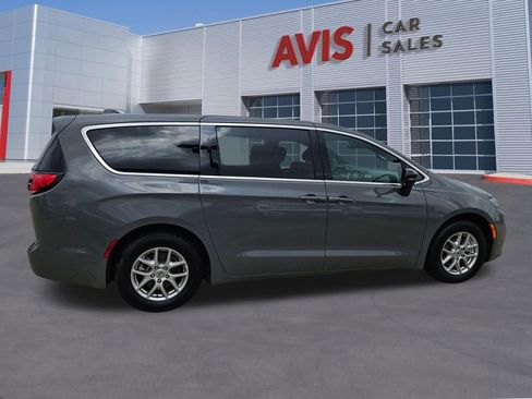 Used 2025 Chrysler Pacifica Select image 7