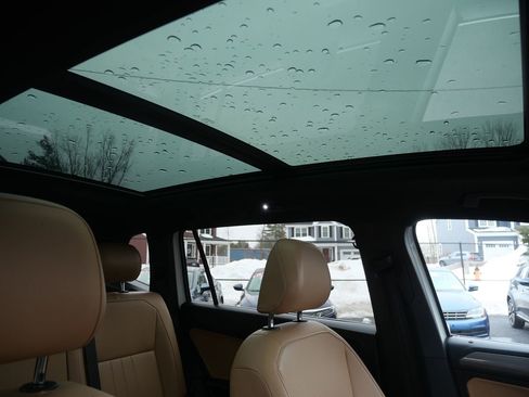 Used 2022 Volkswagen Tiguan SE w/ Panoramic Sunroof Package image 18