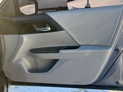 Used 2017 Honda Accord LX image 17