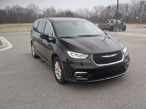 Used 2026 Chrysler Pacifica Select image 7