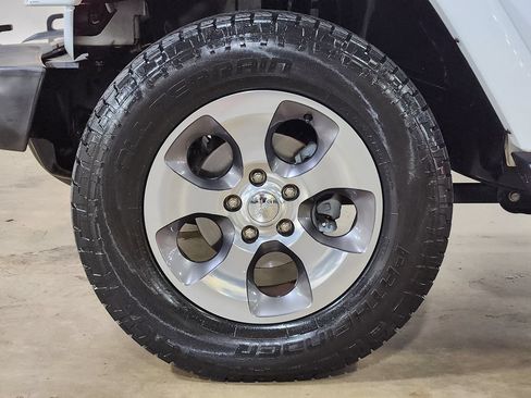 Used 2018 Jeep Wrangler Unlimited Sahara AWD/4WD image 26
