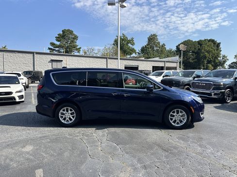 Used 2020 Chrysler Pacifica Touring image 10