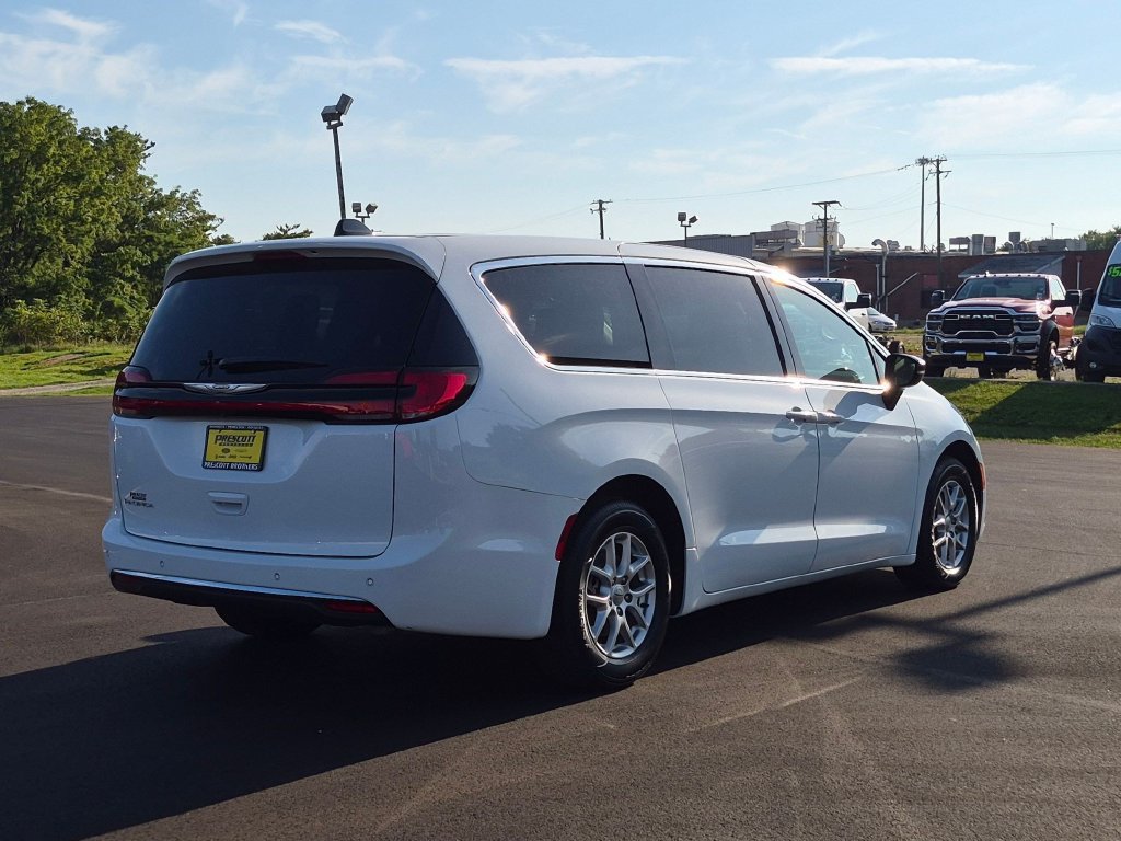 Used 2024 Chrysler Pacifica Touring-L FWD image 7