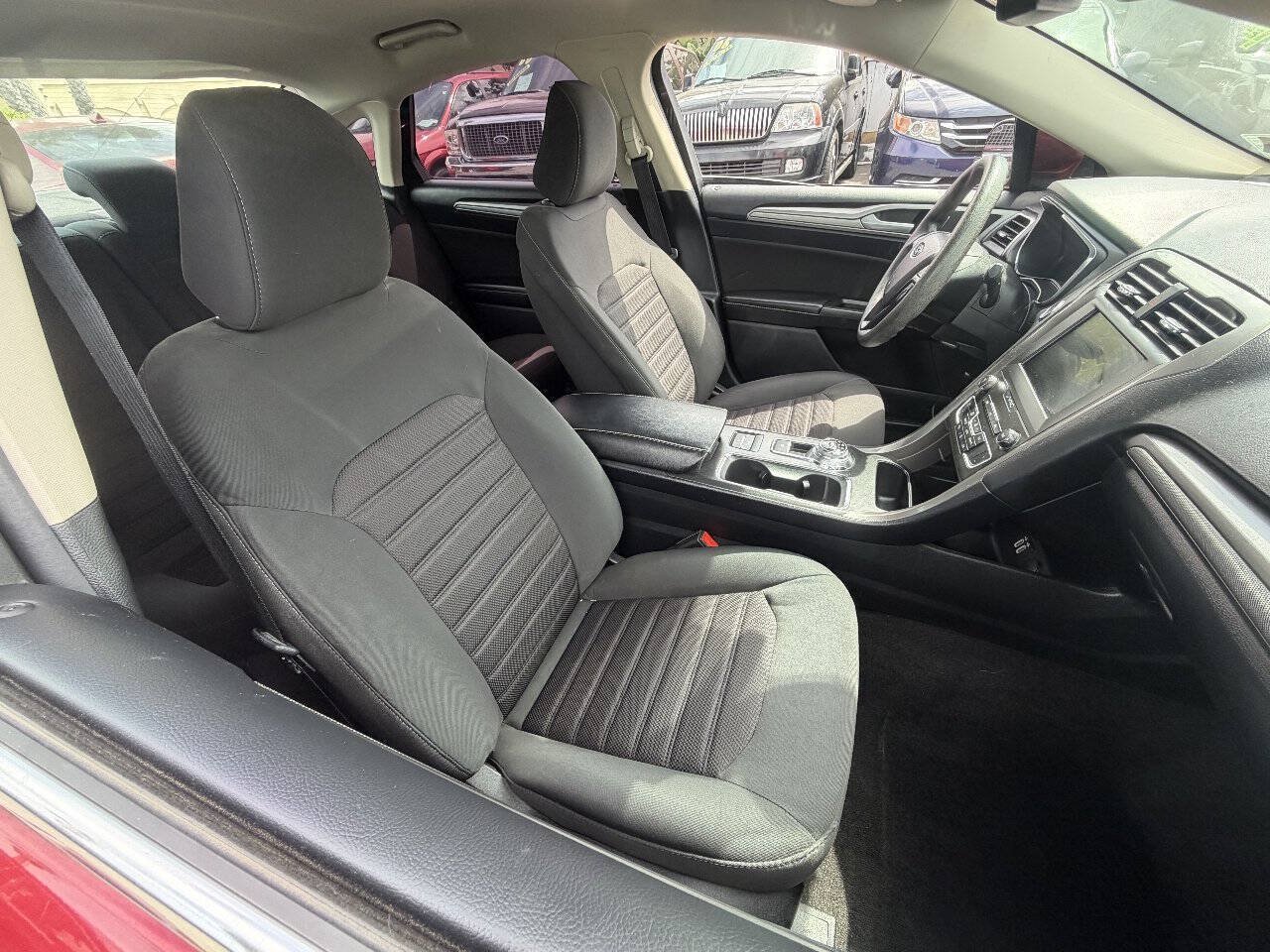 Used 2020 Ford Fusion SE FWD image 9