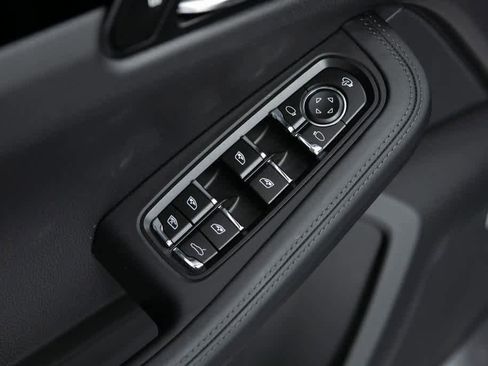 Certified 2025 Porsche Macan image 22