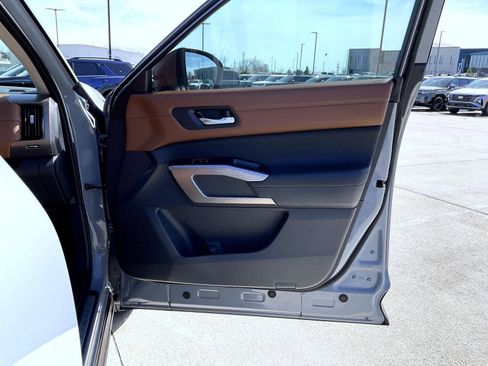 Used 2023 Nissan Pathfinder Platinum image 17