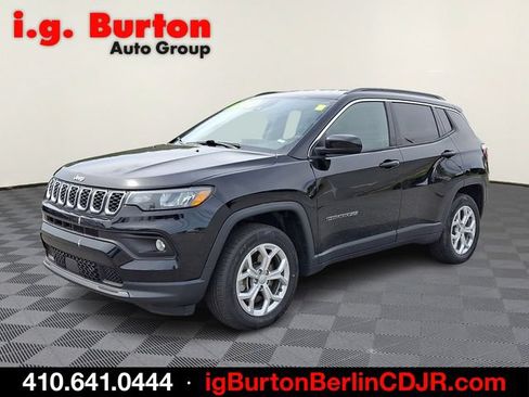Used 2024 Jeep Compass Latitude AWD/4WD image 3