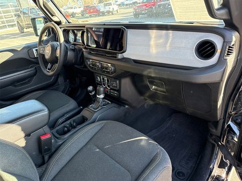 Used 2024 Jeep Gladiator Sport image 14
